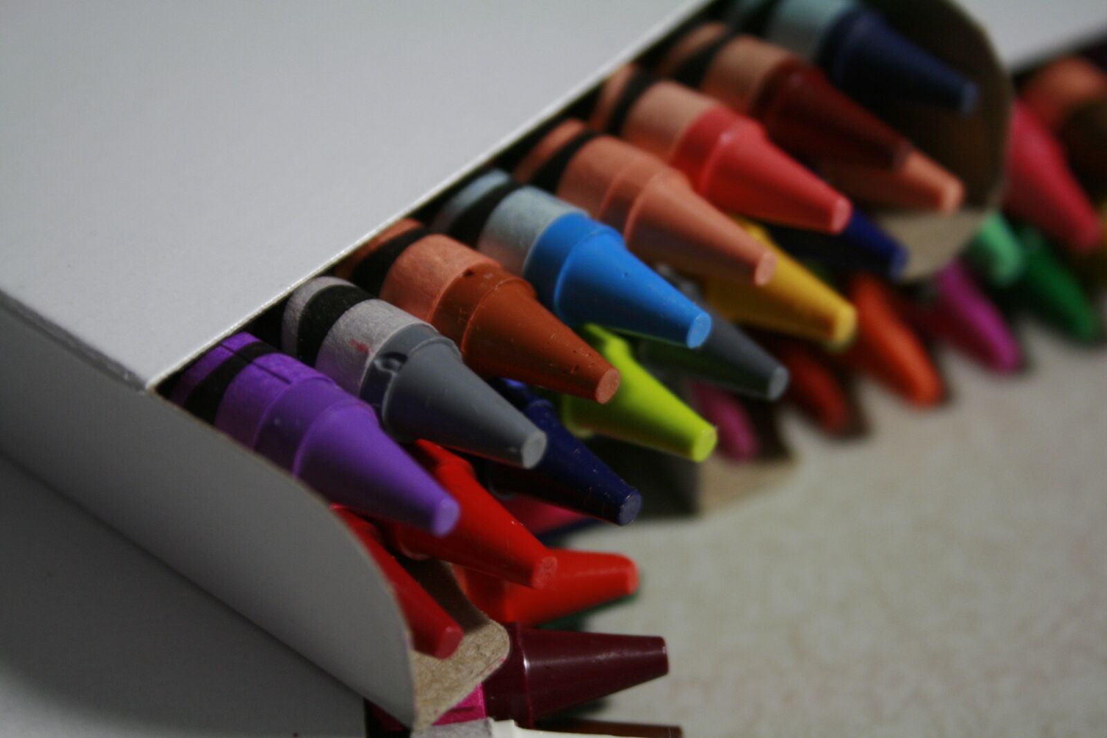 Canon EOS 400D (EOS Digital Rebel XTi / EOS Kiss Digital X) sample photo. Crayons, colour, school photography