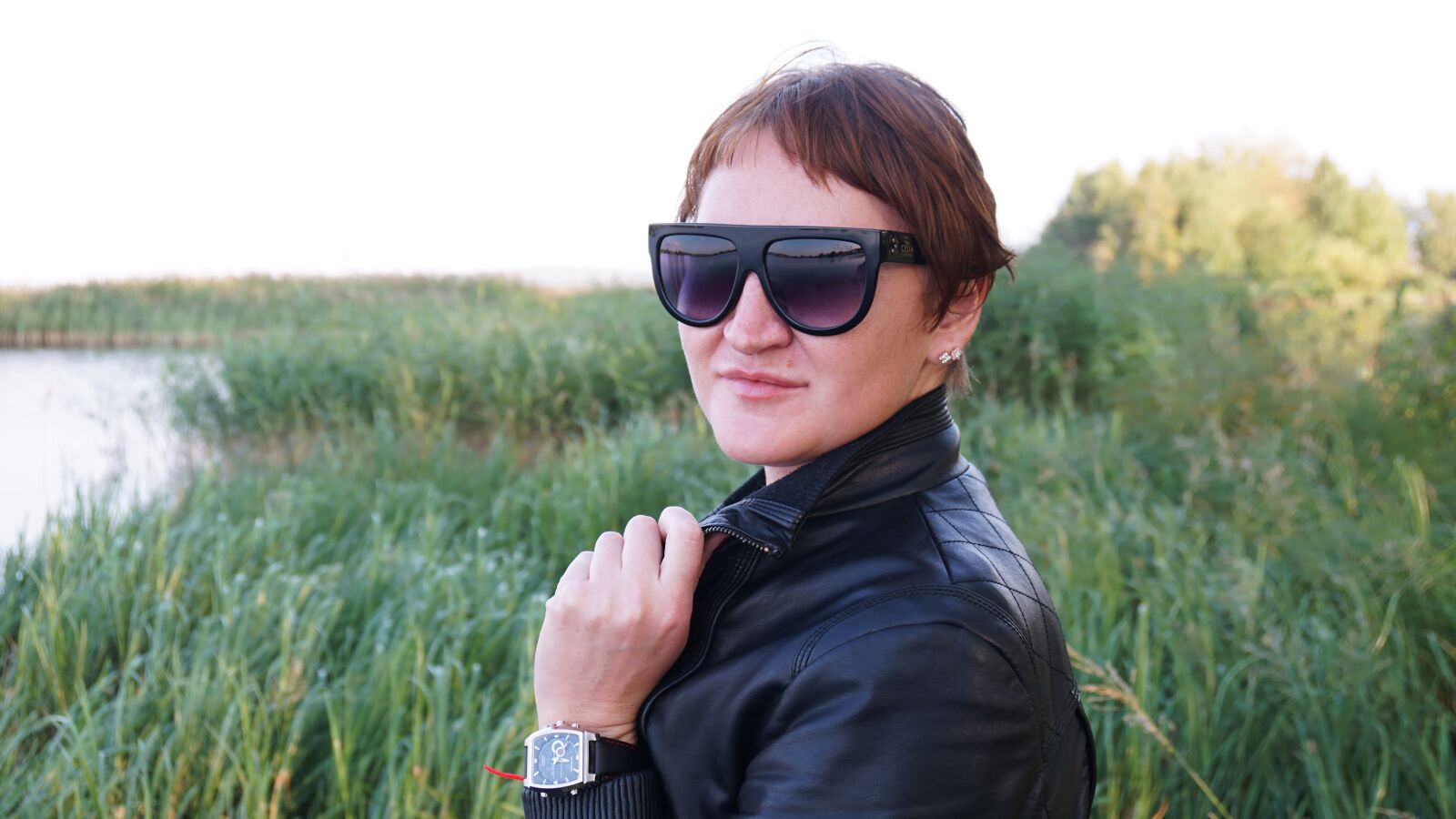 Sony a6000 + Sony Vario-Tessar T* E 16-70mm F4 ZA OSS sample photo. Girl, glasses, style photography