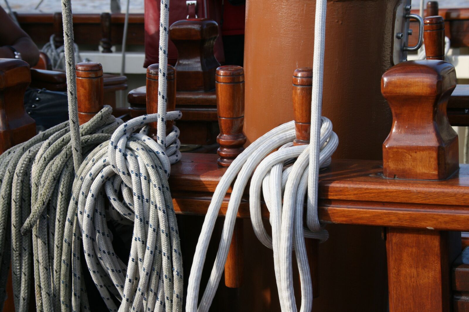 Canon EOS 400D (EOS Digital Rebel XTi / EOS Kiss Digital X) sample photo. Strings, boat, sailboat photography