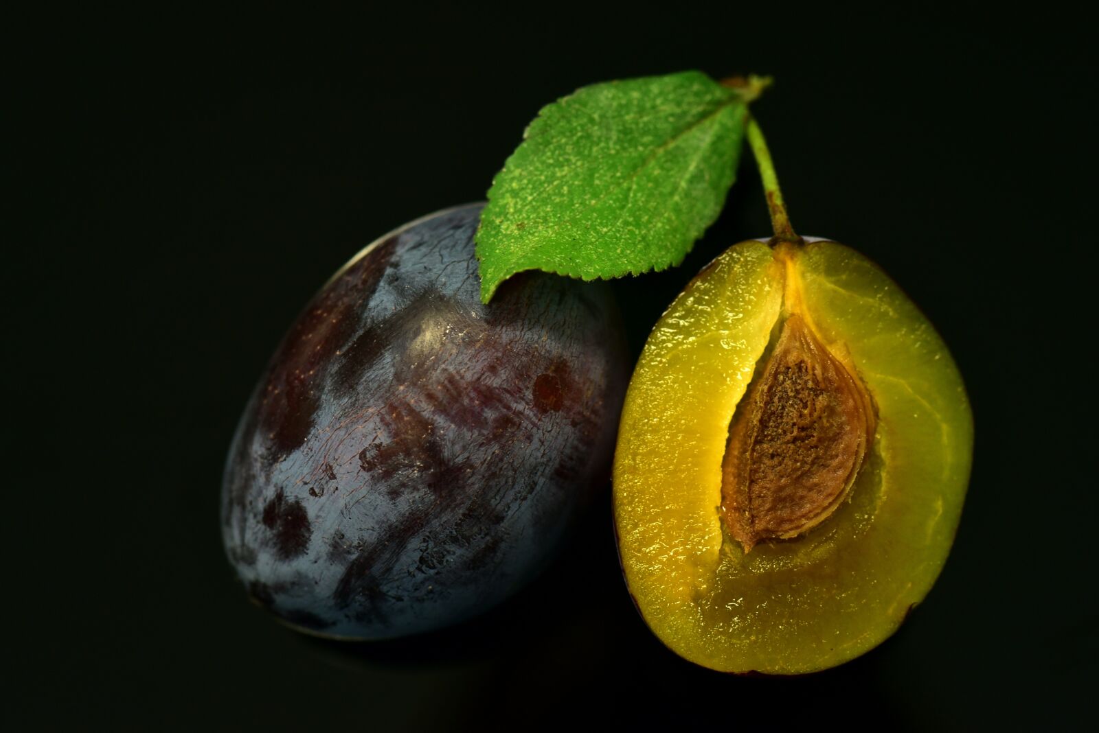 Nikon D750 sample photo. Plum, close up, sliced photography