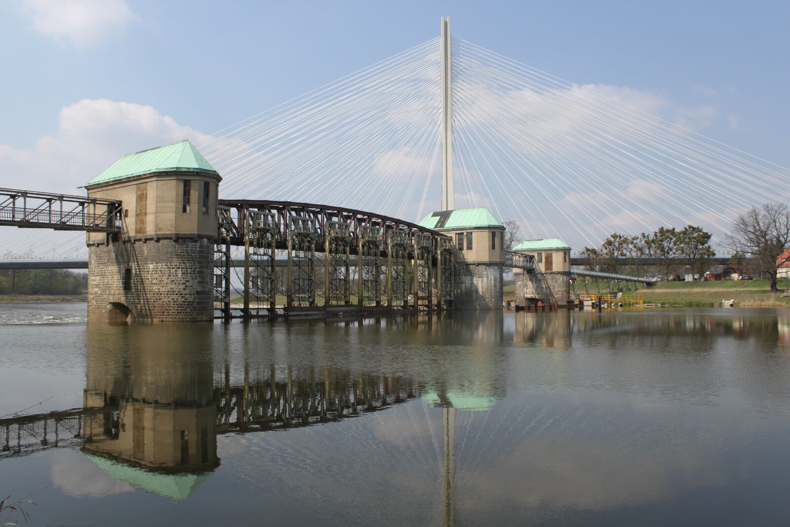 Canon EOS 500D (EOS Rebel T1i / EOS Kiss X3) sample photo. Wrocław, measles, river photography