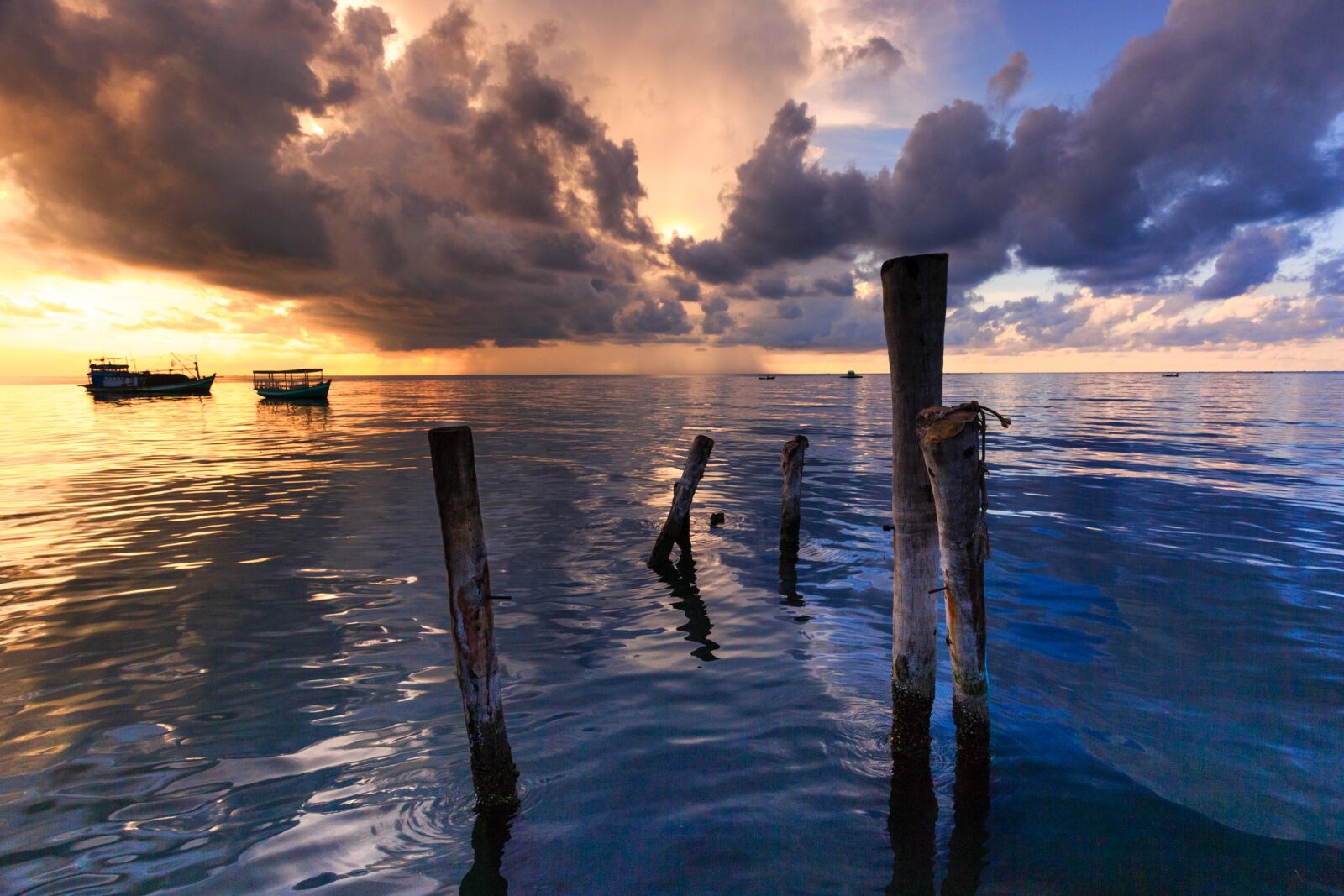 Canon EF 16-35mm F4L IS USM sample photo. Sunset, dawn, pier photography
