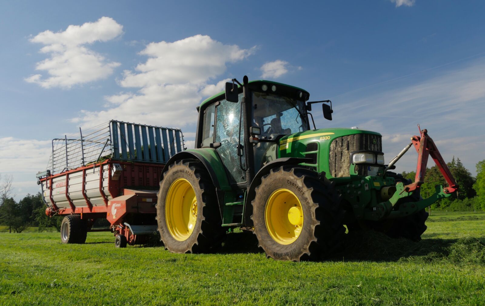 Panasonic Lumix DMC-GX8 sample photo. Tractor, meadow, agriculture photography
