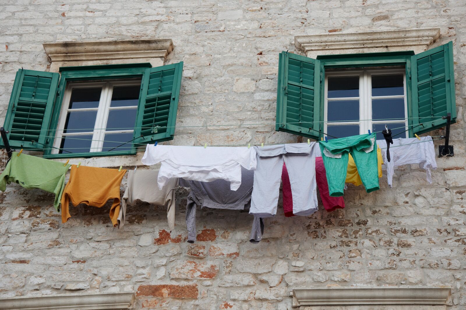 Nikon D90 sample photo. Clothes, drying, against, brick photography