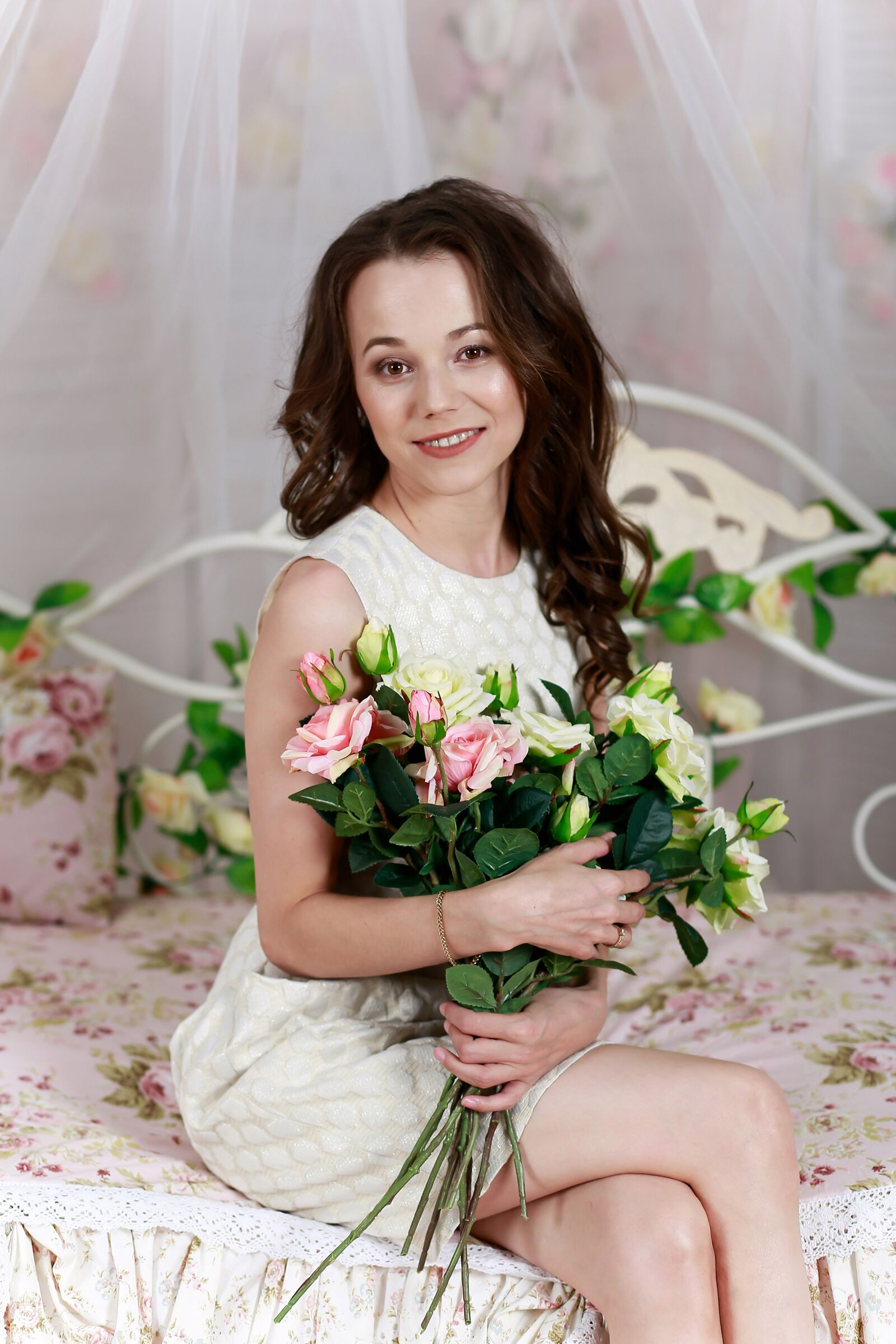 Canon EOS 6D sample photo. Girl, flowers, bed photography