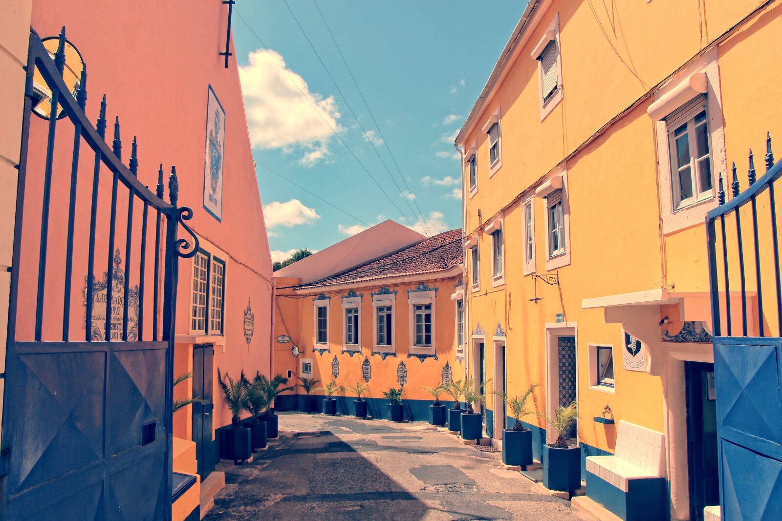 Canon EOS 650D (EOS Rebel T4i / EOS Kiss X6i) sample photo. Lisbon, colors, facades photography