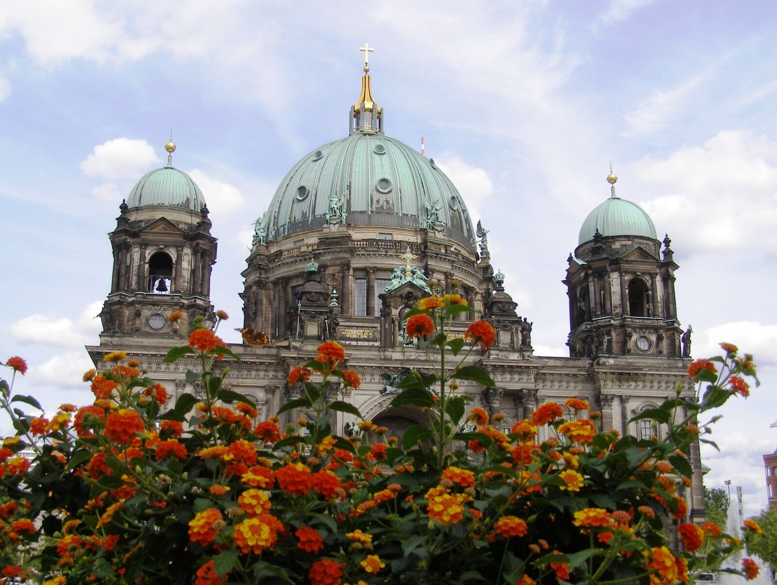 Olympus SP500UZ sample photo. Berlin cathedral, lantana, berlin photography