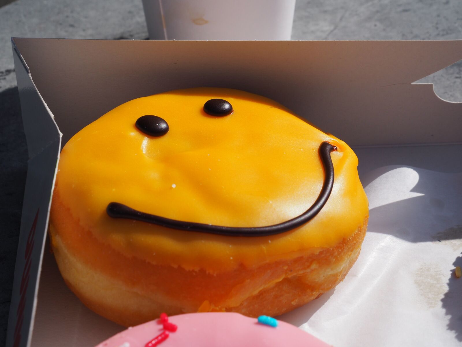 OLYMPUS M.14-150mm F4.0-5.6 II sample photo. Donut, smile, yellow photography