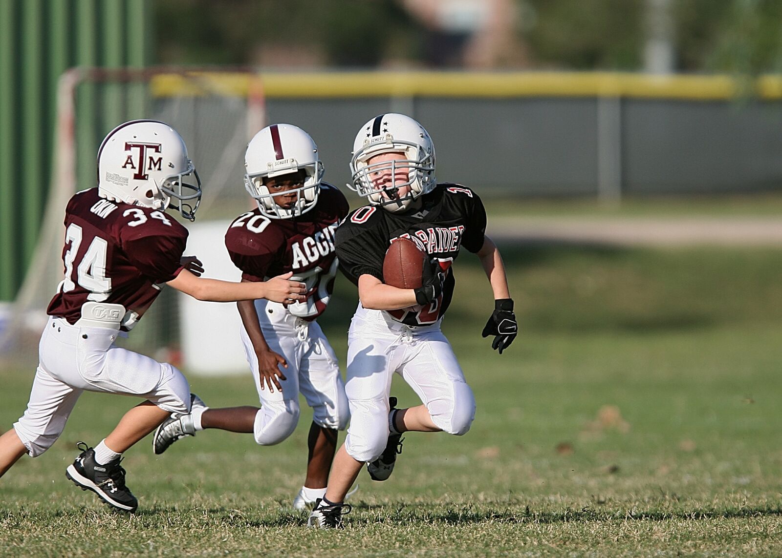 Canon EOS 20D sample photo. Football, running back, youth photography