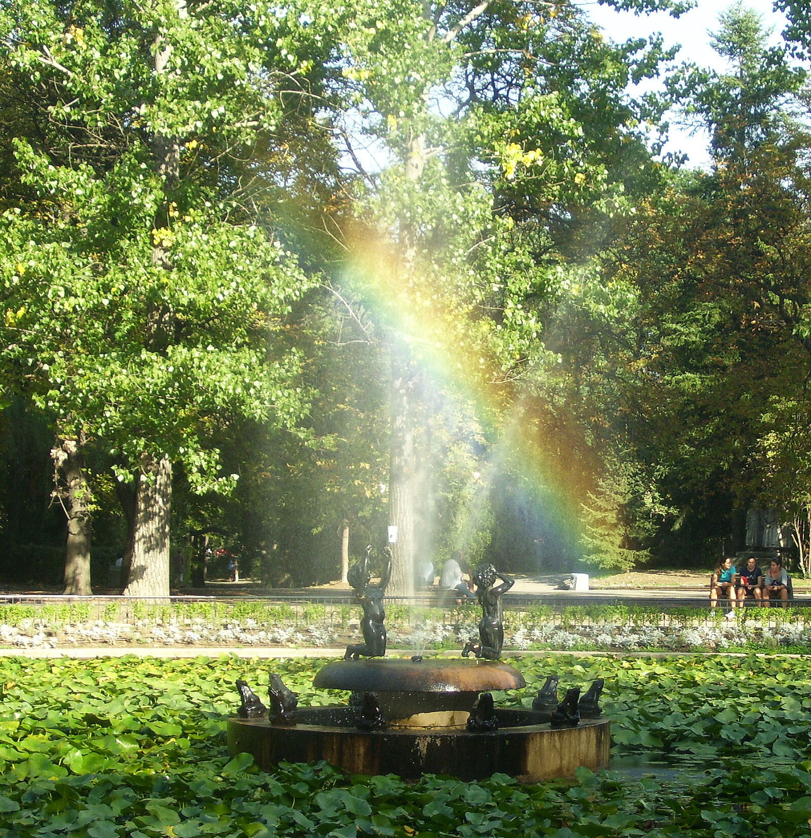 Kodak EASYSHARE C533 ZOOM DIGITAL CAMERA sample photo. Fountain, green, landscape, rainbow photography