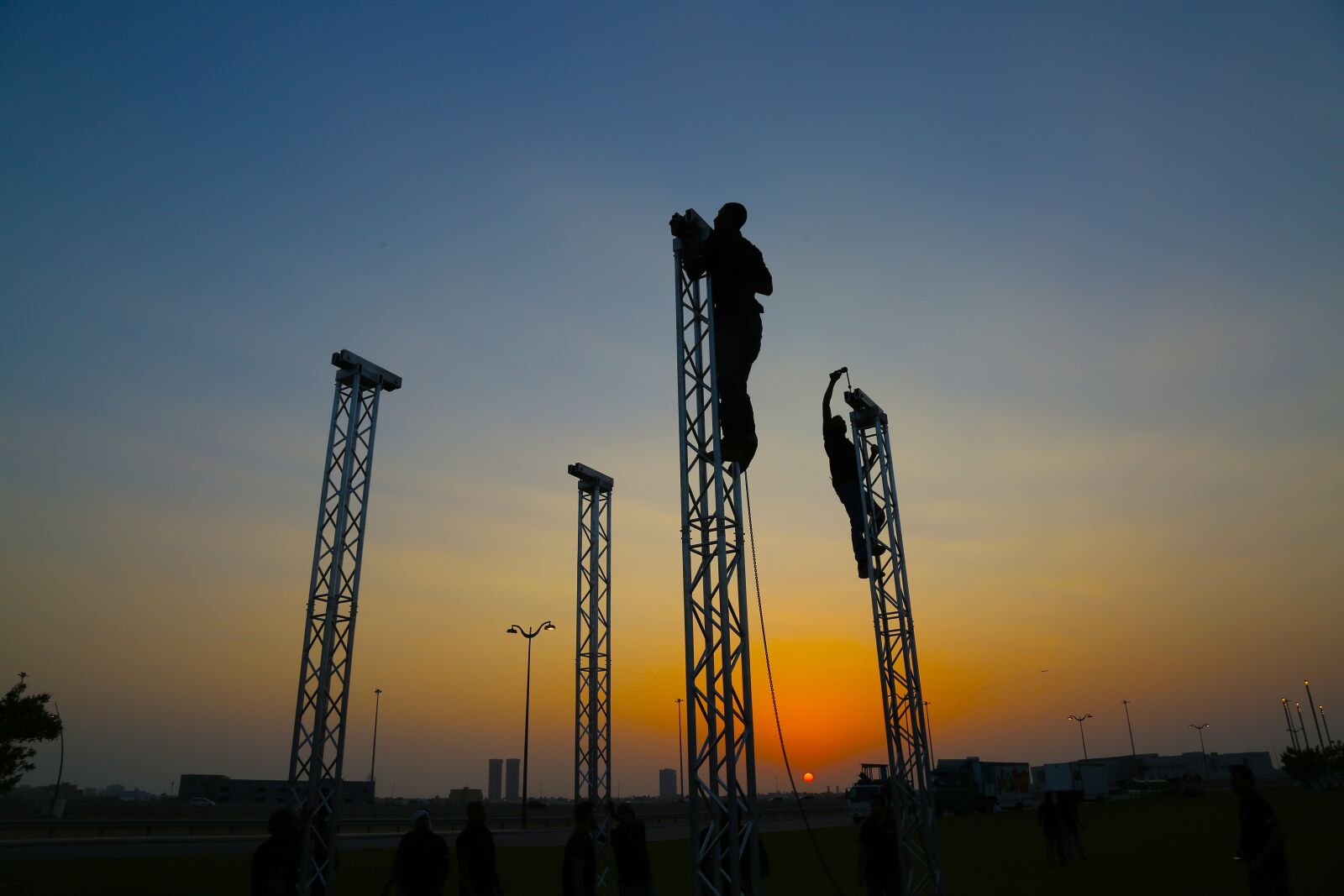 Canon EF 24-105mm F4L IS USM sample photo. Silhouette teamwork, trust, mountain photography
