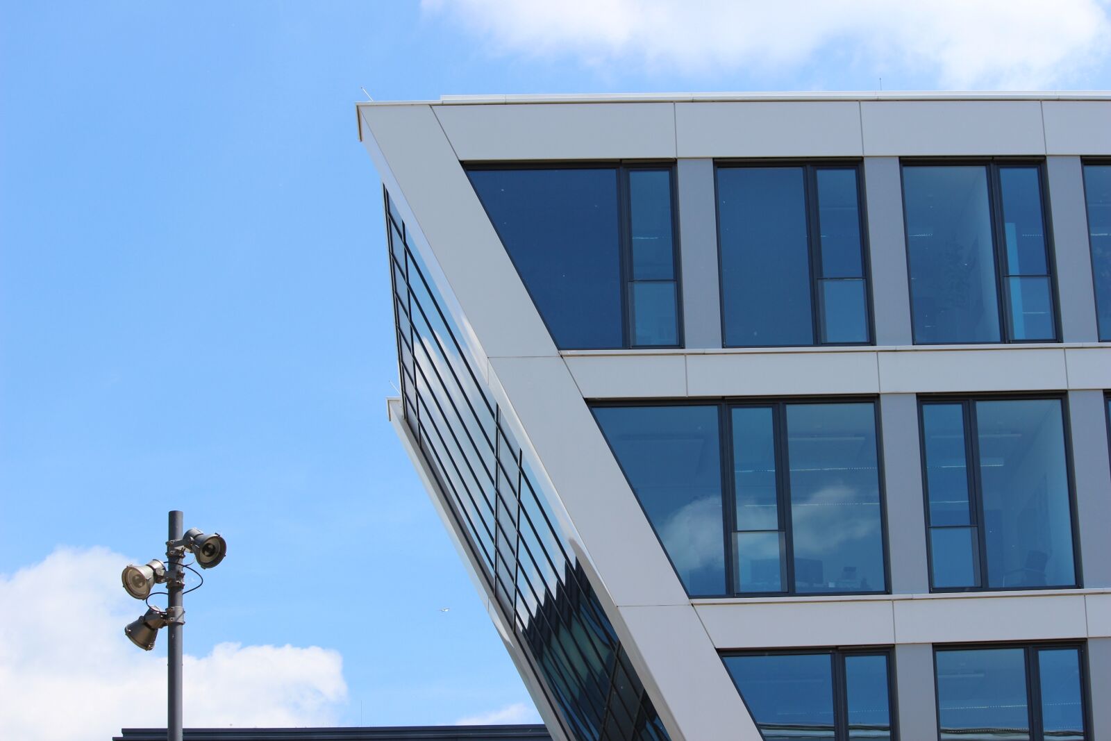 Canon EOS 600D (Rebel EOS T3i / EOS Kiss X5) sample photo. Glass, contemporary, sky photography