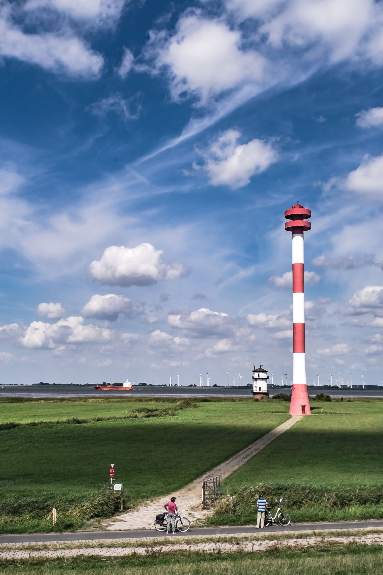 Fujifilm X-T10 sample photo. Lighthouses, dike, sky photography