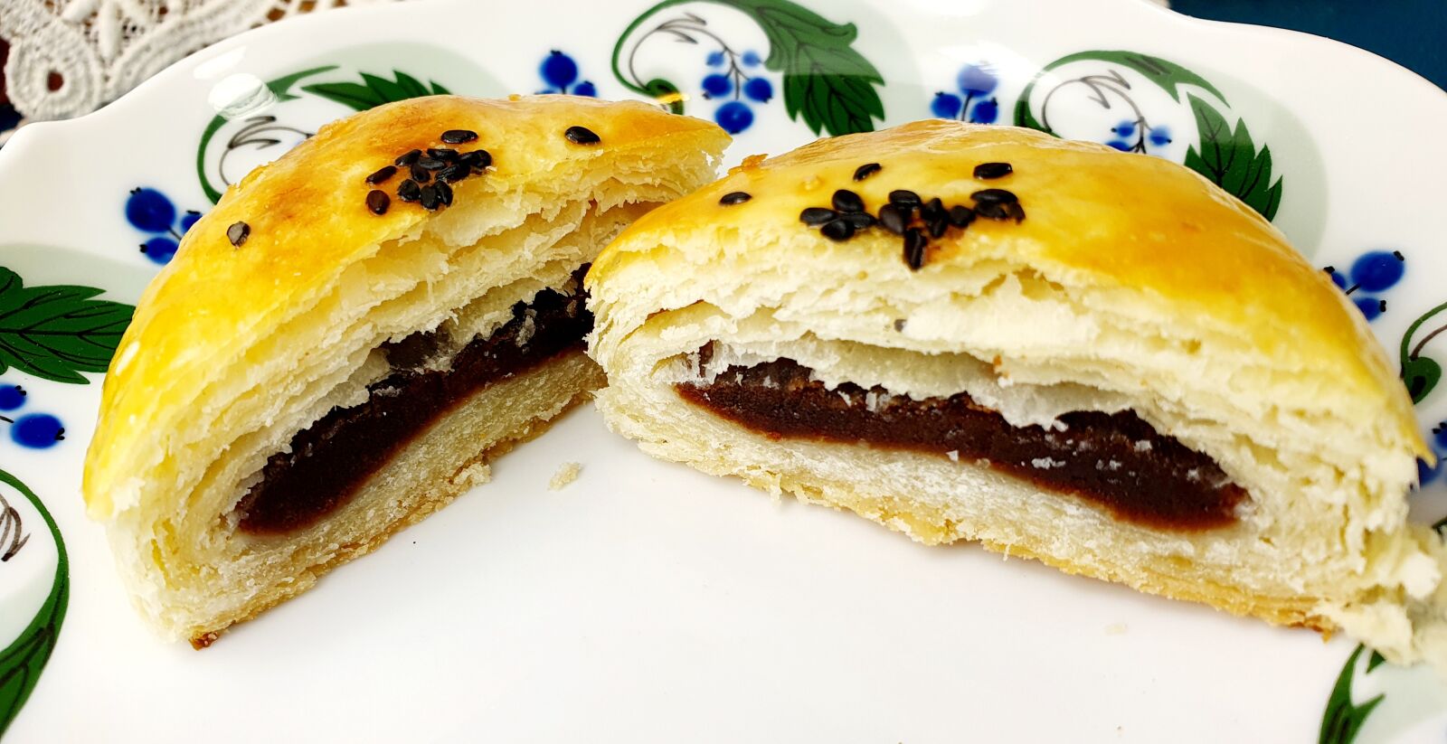 Samsung Galaxy S10+ sample photo. Mid-autumn festival, mooncake, mid-autumn photography