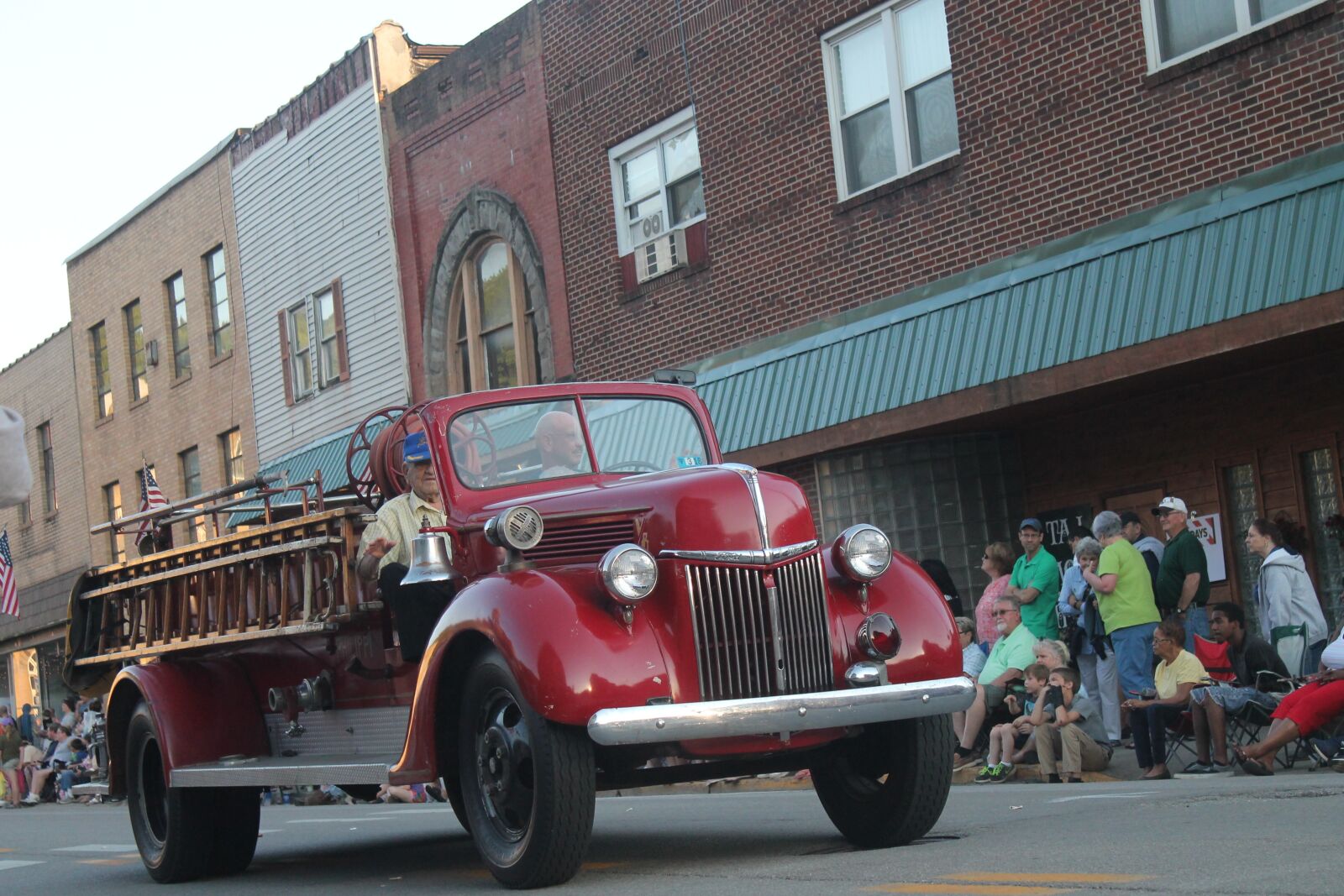 Canon EOS 1100D (EOS Rebel T3 / EOS Kiss X50) sample photo. Parade, vintage, american photography