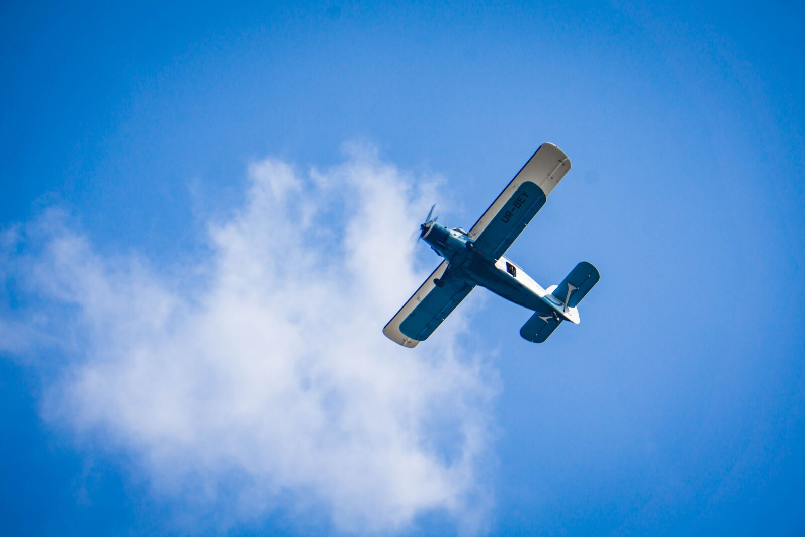 Sony E 55-210mm F4.5-6.3 OSS sample photo. Plane, sky, aviaterminal photography