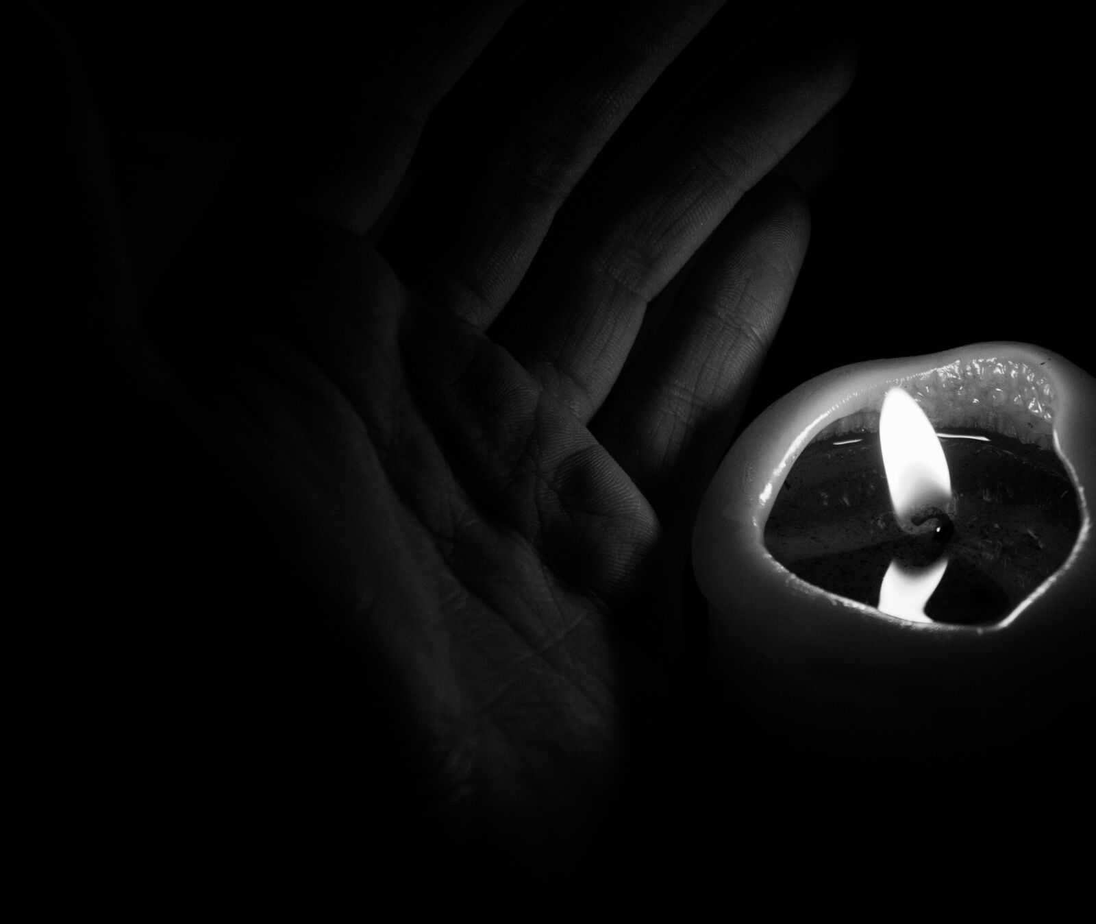 Canon EOS 1200D (EOS Rebel T5 / EOS Kiss X70 / EOS Hi) sample photo. Monochromatyczność, the darkness, candle photography