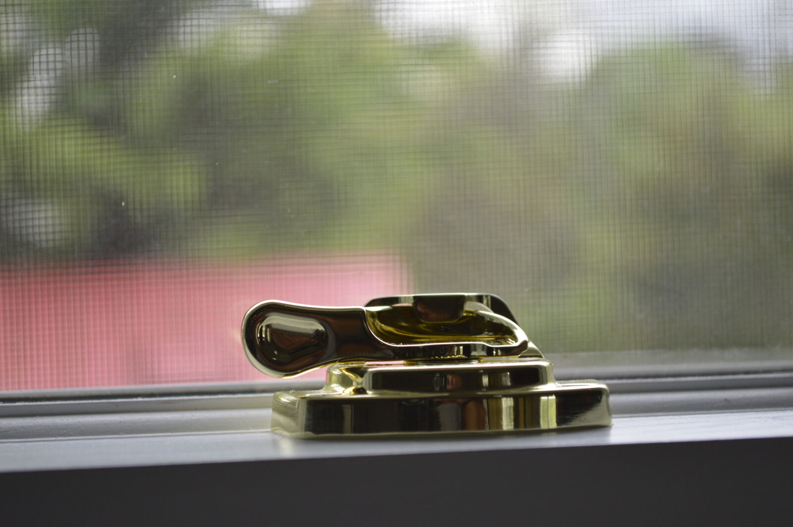Nikon D3200 sample photo. Blurry, background, brass, brass photography
