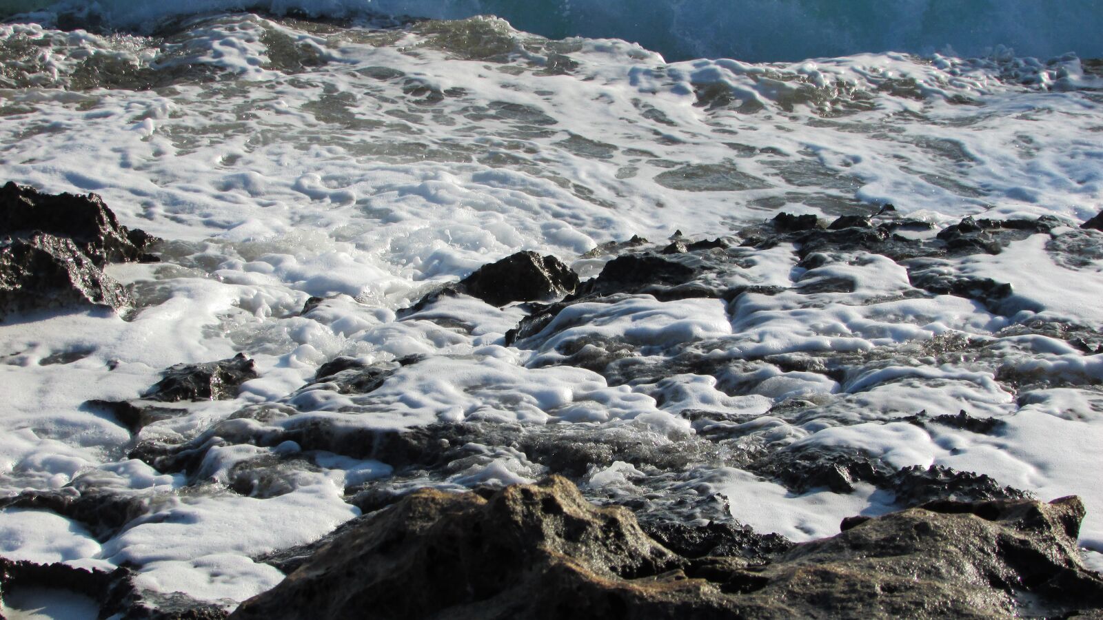 Canon PowerShot SX400 IS sample photo. Waves, foam, spray photography