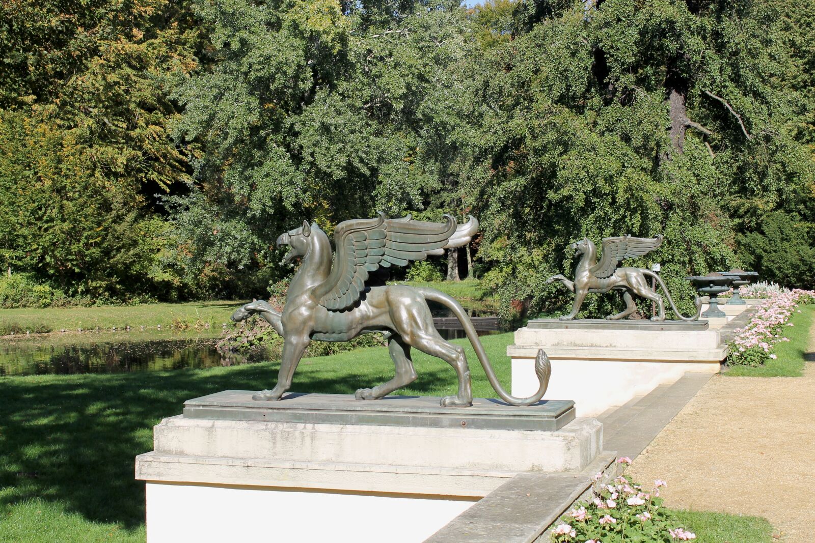 Canon EOS 1100D (EOS Rebel T3 / EOS Kiss X50) sample photo. Griffin, mythical creatures, sculpture photography