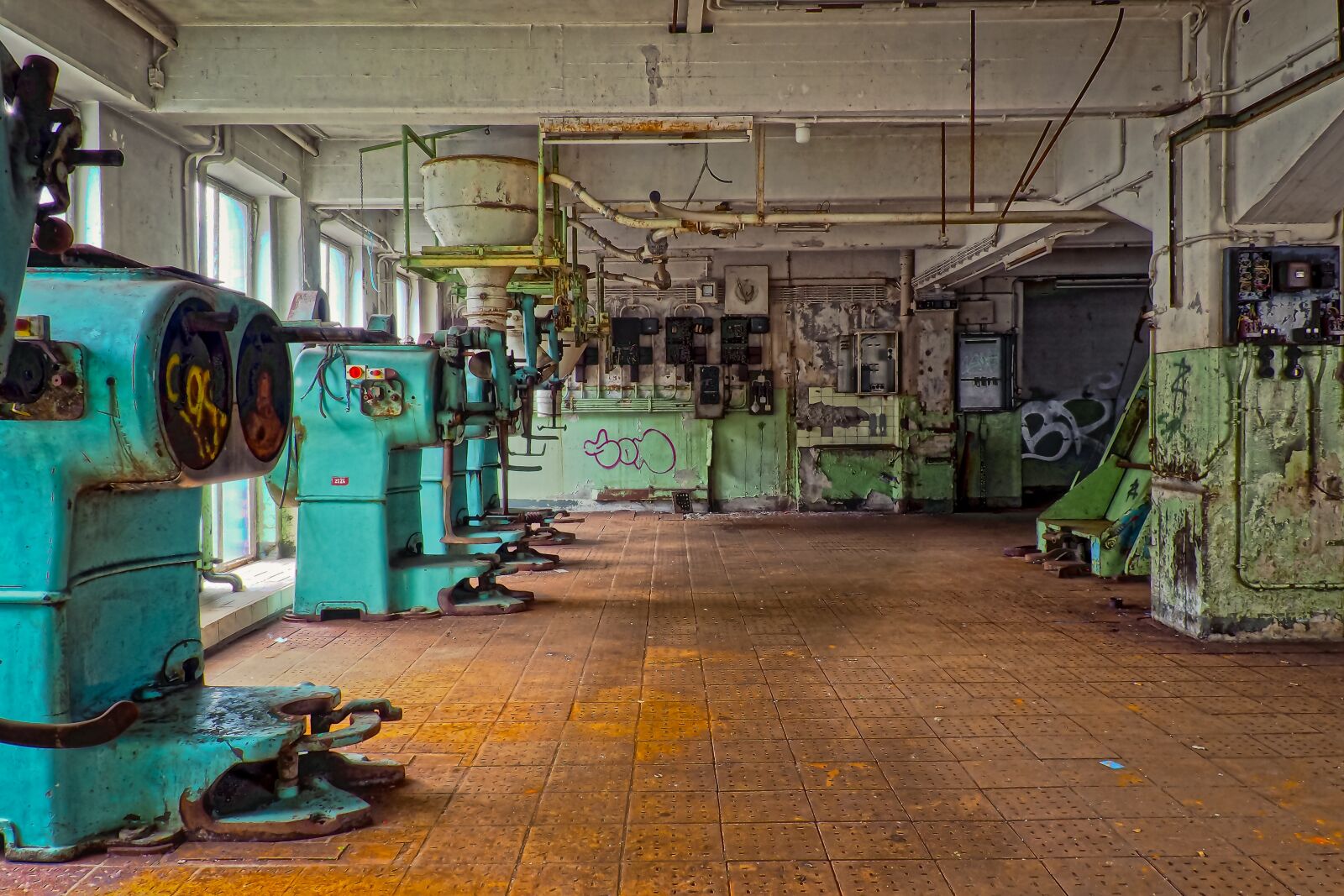 Olympus OM-D E-M10 sample photo. Lost places, hall, pforphoto photography