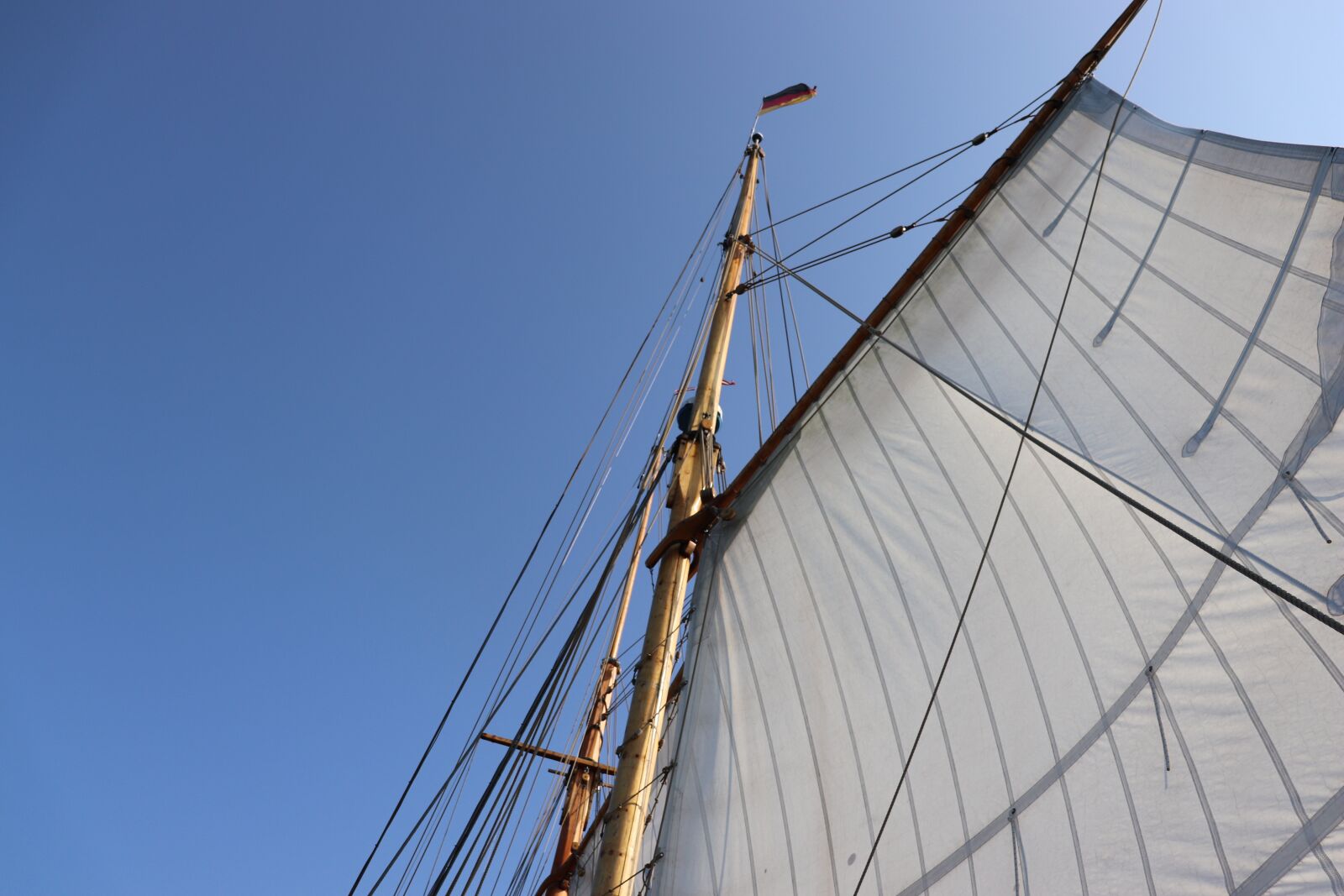 Canon EOS 200D (EOS Rebel SL2 / EOS Kiss X9) sample photo. Sailing vessel, sail, mast photography