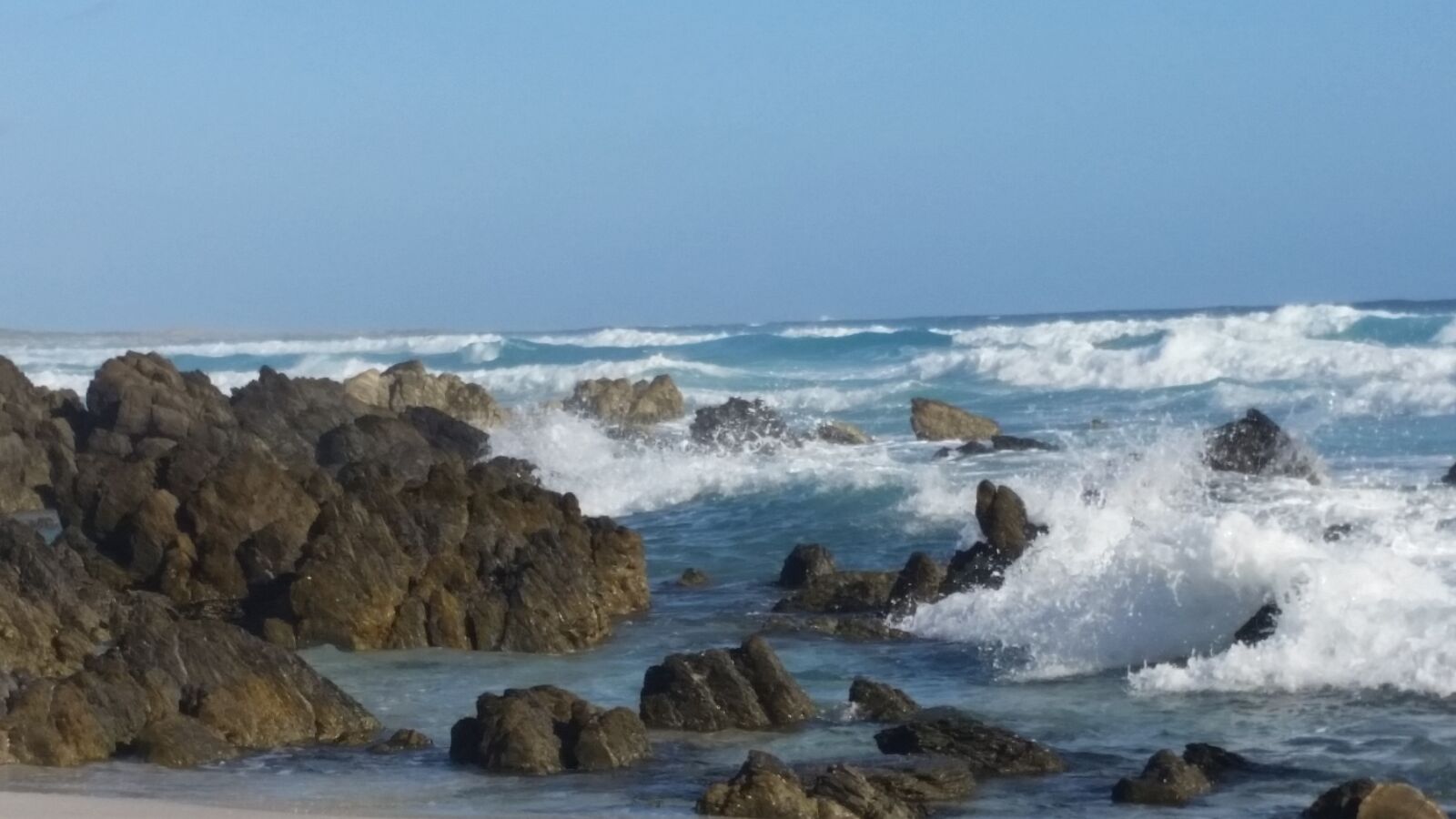 Samsung Galaxy S5 sample photo. Rocks, seascape, rough weather photography