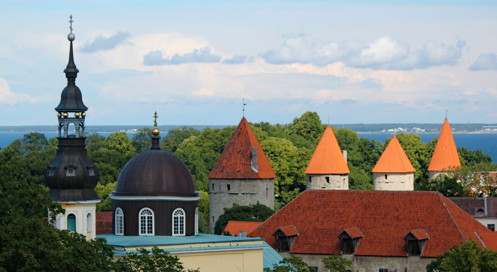 Canon EOS 550D (EOS Rebel T2i / EOS Kiss X4) sample photo. Tallinn, estonia, city photography