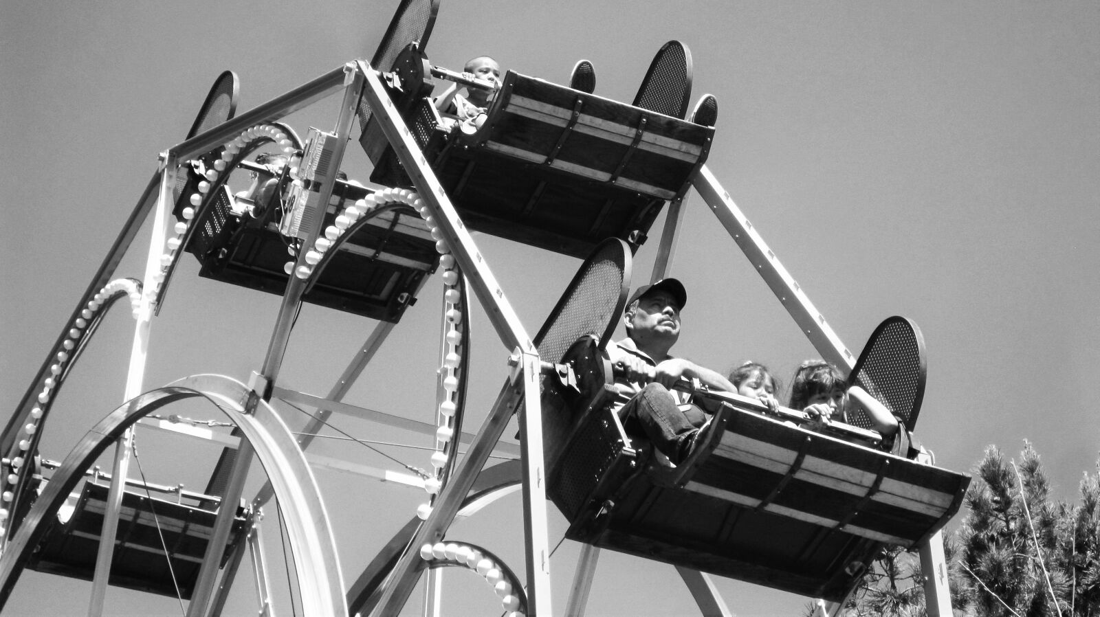 Canon PowerShot SD1200 IS (Digital IXUS 95 IS / IXY Digital 110 IS) sample photo. Amusement park, ferris wheel photography