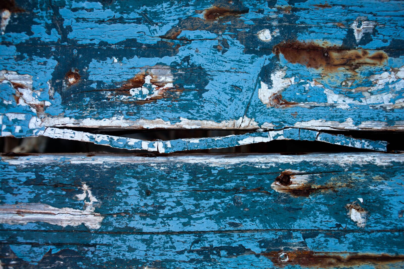 Canon EF 35mm F2 sample photo. Plank, blue paint, crack photography