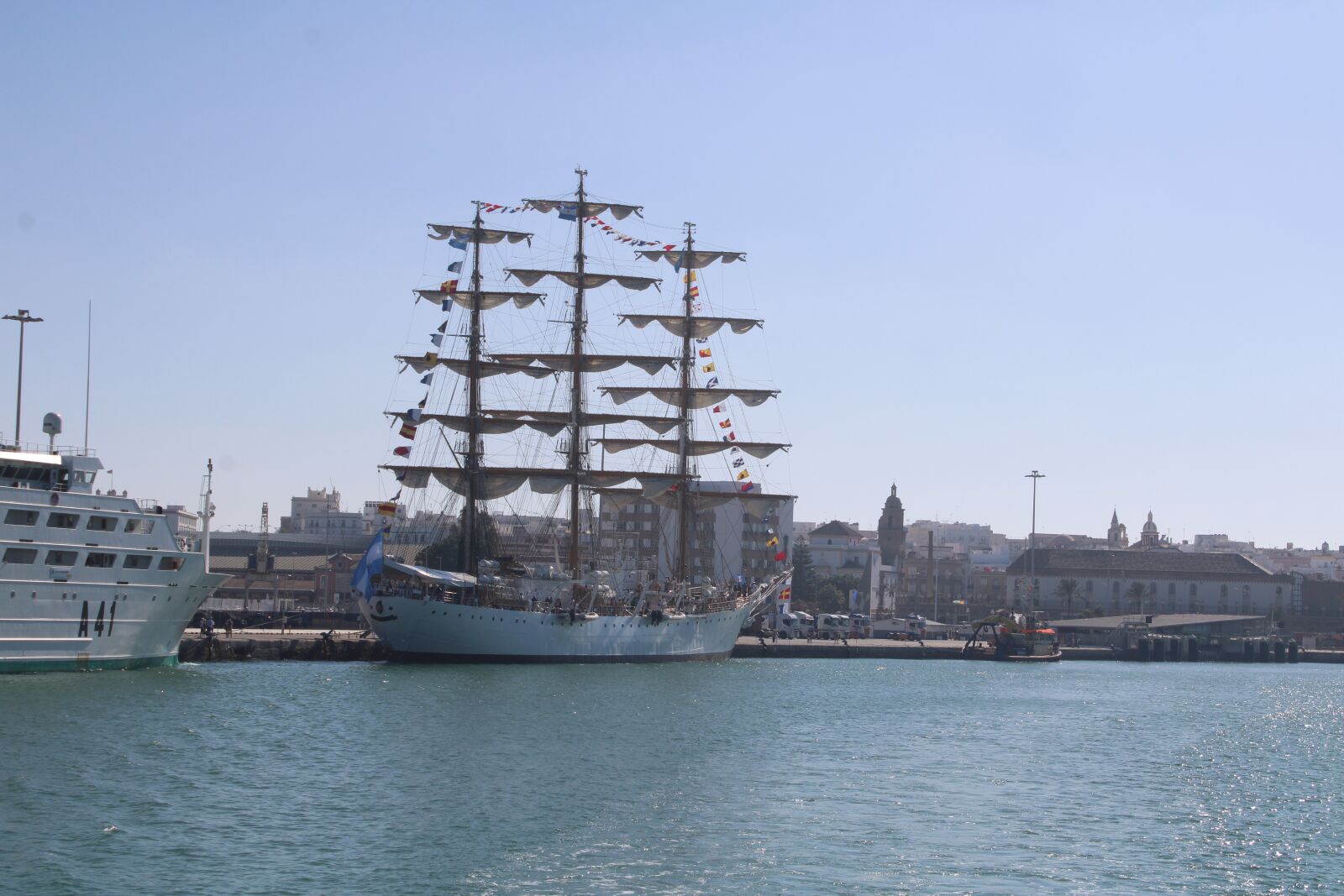 Canon EOS 2000D (EOS Rebel T7 / EOS Kiss X90 / EOS 1500D) sample photo. Ship, school, armada photography