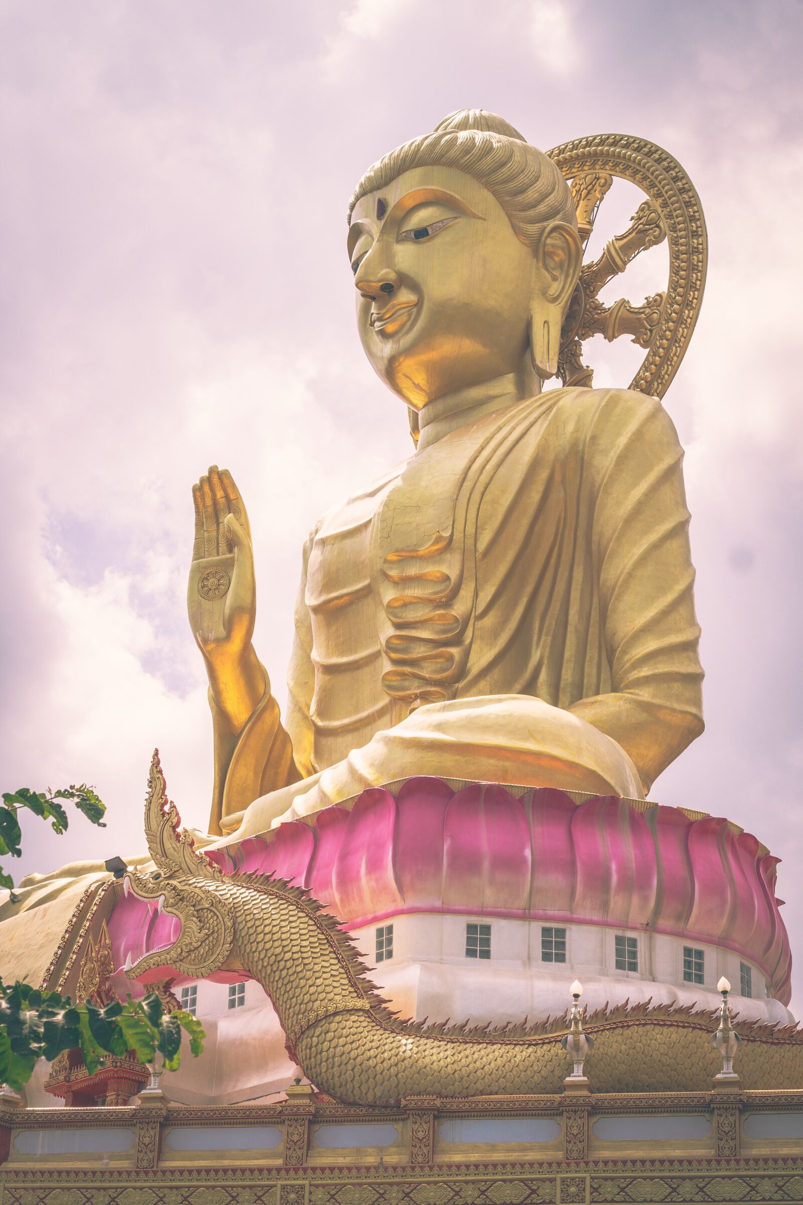 Canon EOS 700D (EOS Rebel T5i / EOS Kiss X7i) + Canon EF 50mm F1.8 STM sample photo. Religion, buddha statue, buddhism photography