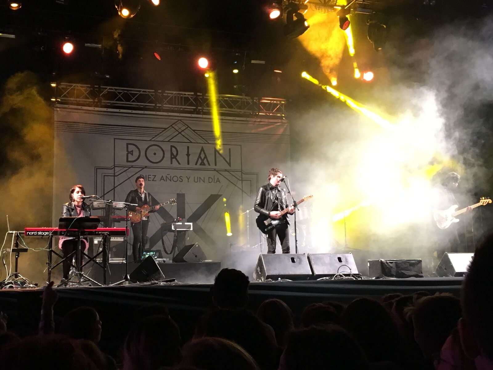 iPhone 6s back camera 4.15mm f/2.2 sample photo. Concierto, indie photography
