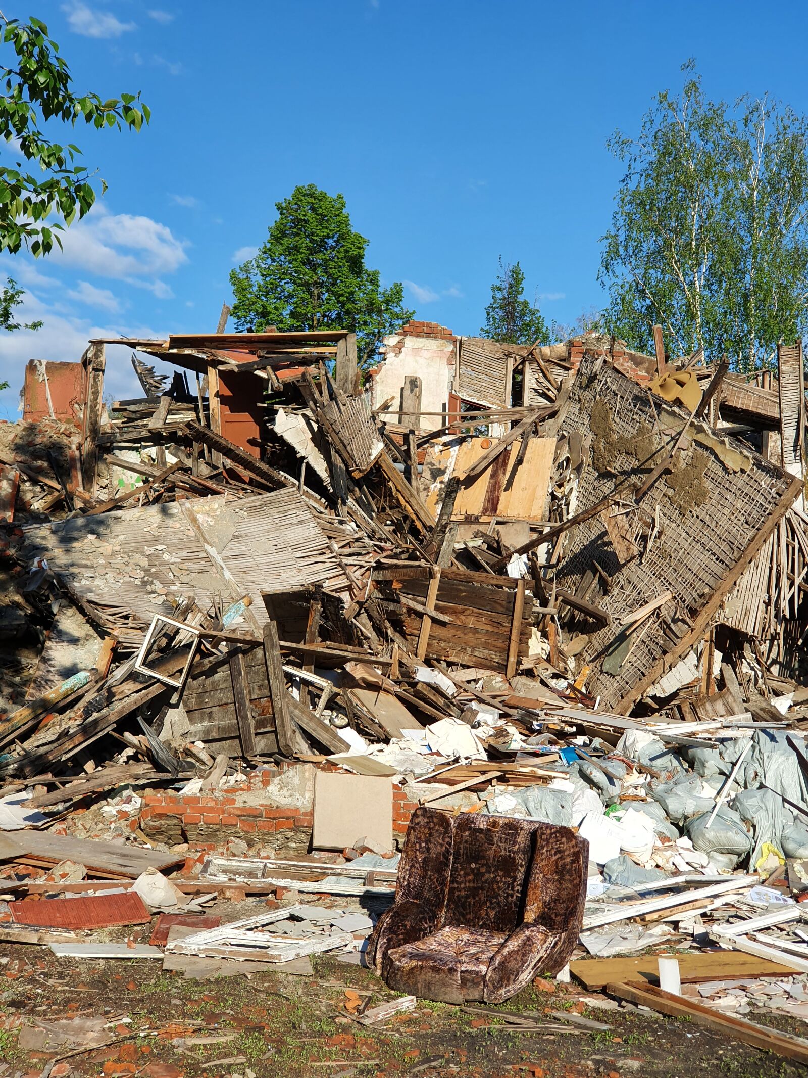 Samsung Galaxy S10 sample photo. House, demolition, garbage photography