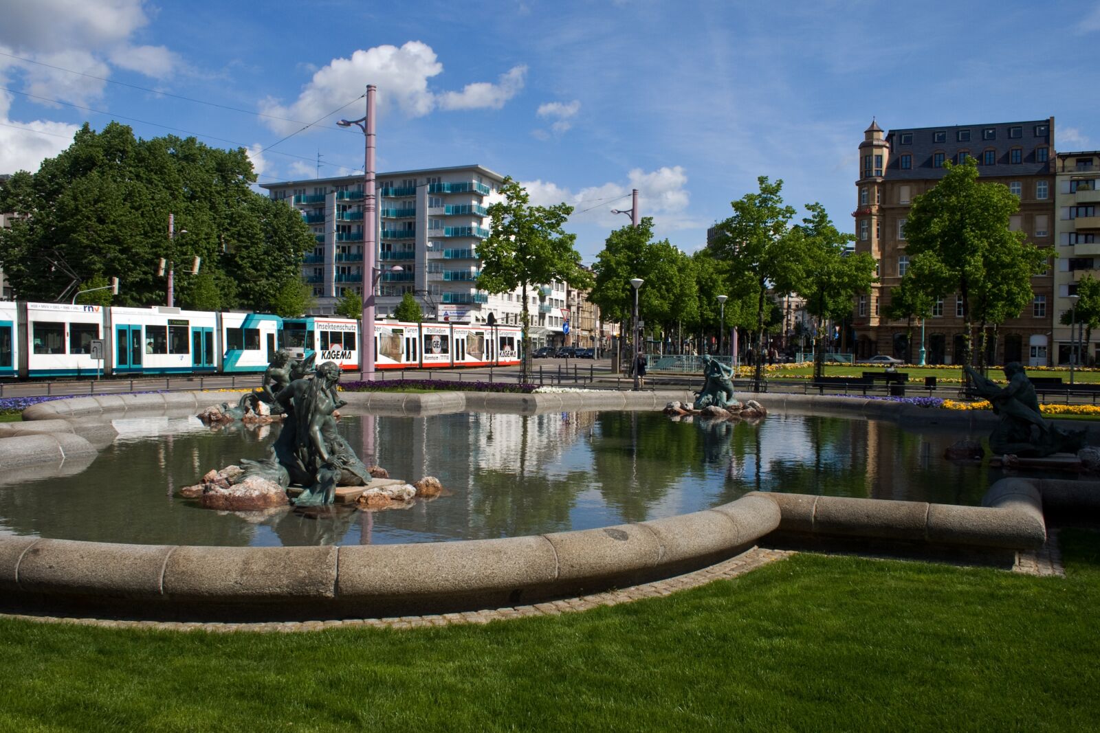 Canon EF-S 18-55mm F3.5-5.6 II sample photo. Mannheim, historic center, fountain photography