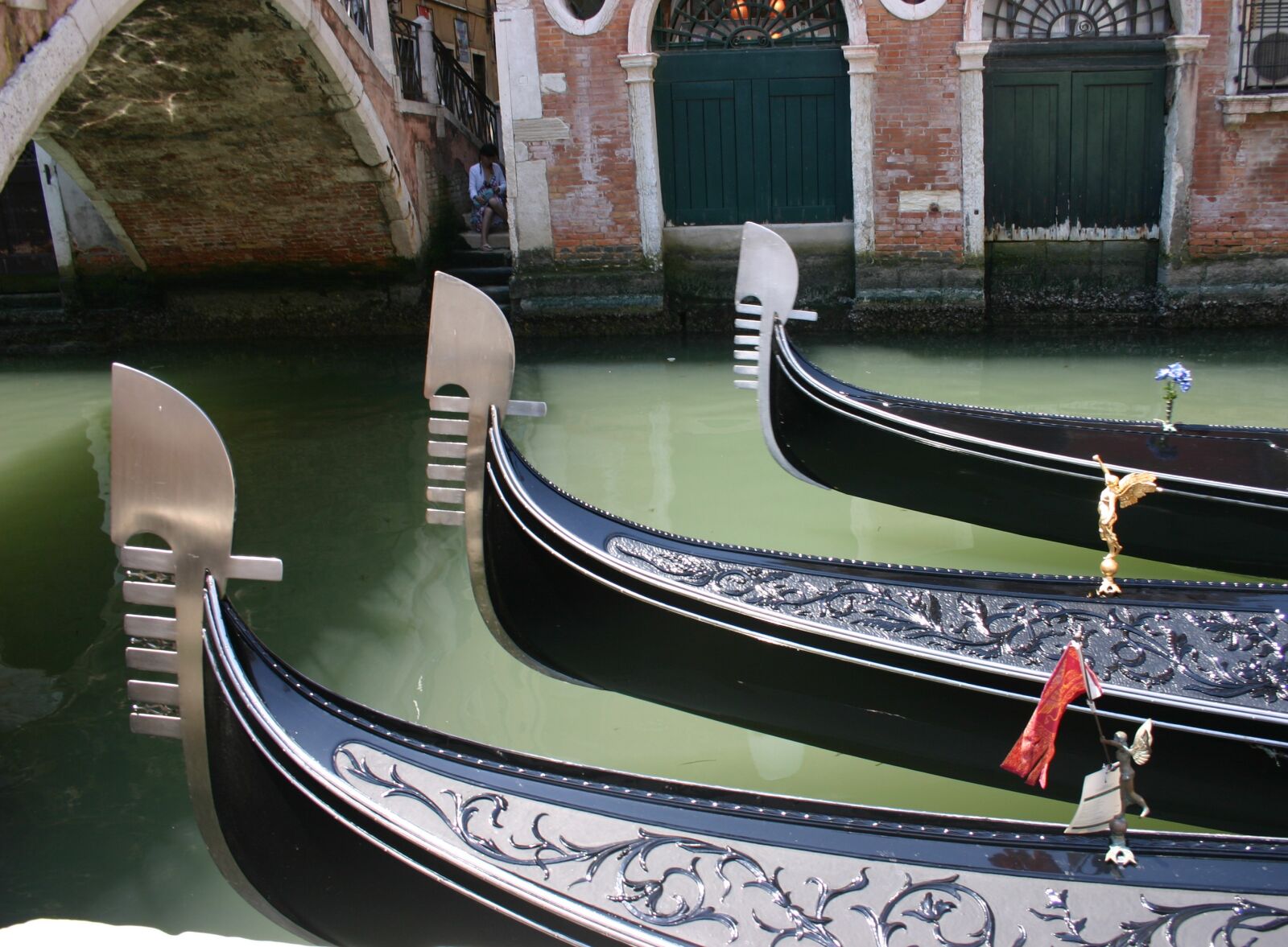 Canon EOS 300D (EOS Digital Rebel / EOS Kiss Digital) sample photo. Gondolas, venice, italy photography