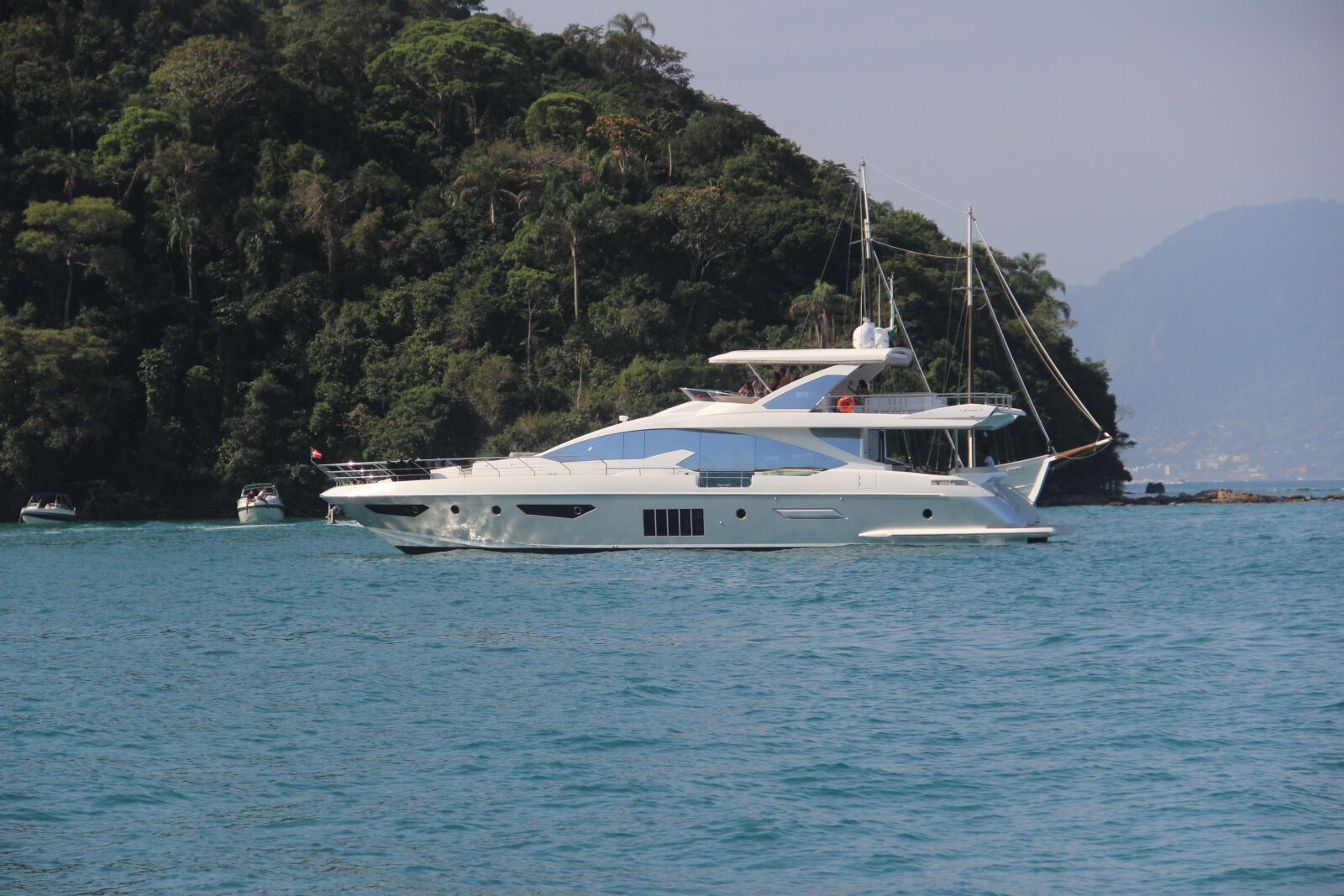 Canon EF-S 18-135mm F3.5-5.6 IS sample photo. Yacht, luxury, vessel photography