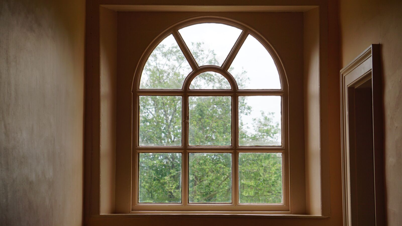Sony E 55-210mm F4.5-6.3 OSS sample photo. Window, old, vintage photography