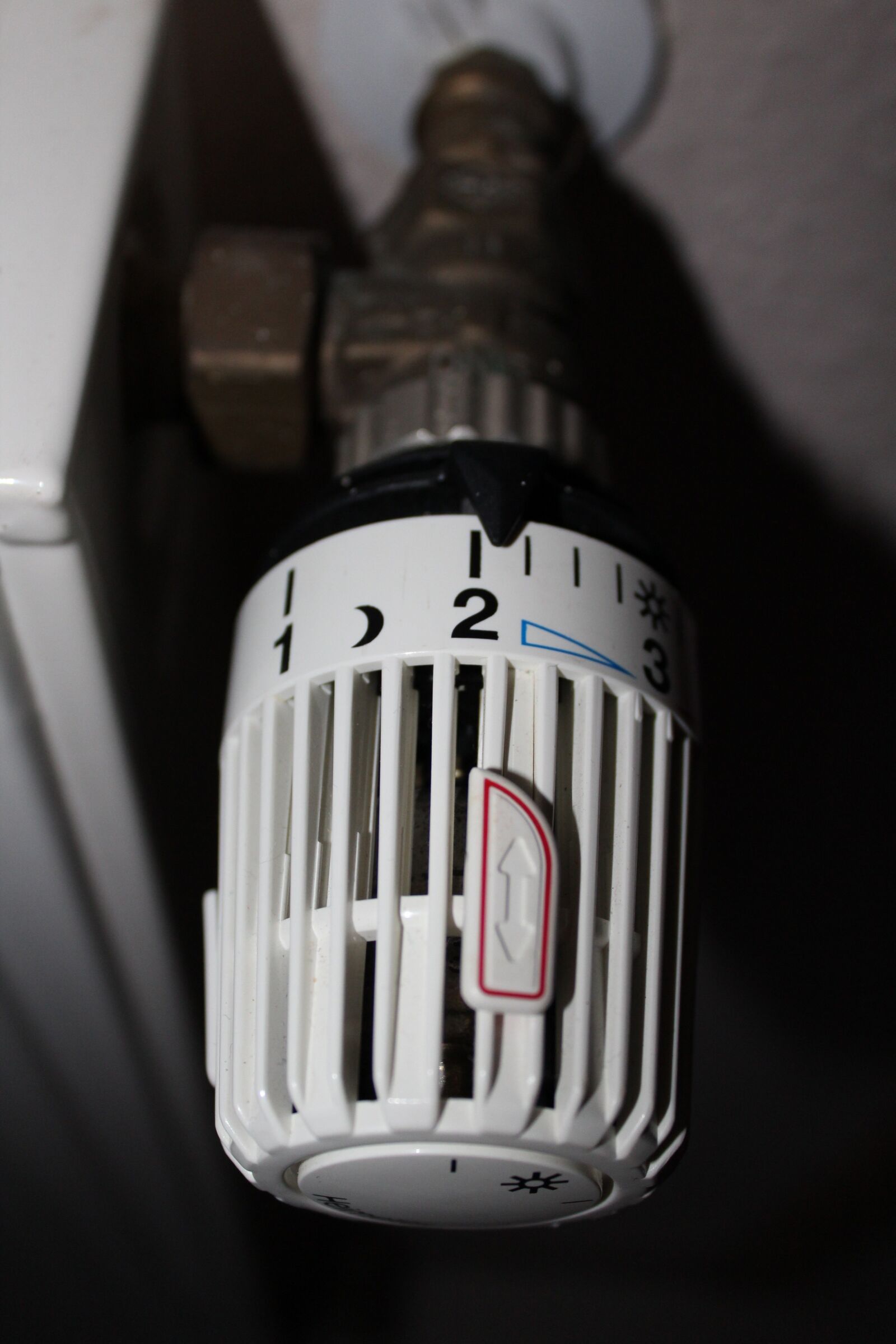 Canon EF-S 18-55mm F3.5-5.6 III sample photo. Heating, radiator, thermostat photography