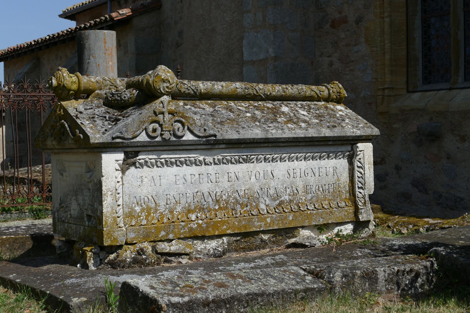 Panasonic Lumix DMC-FZ1000 sample photo. Grave, coffin, stone photography
