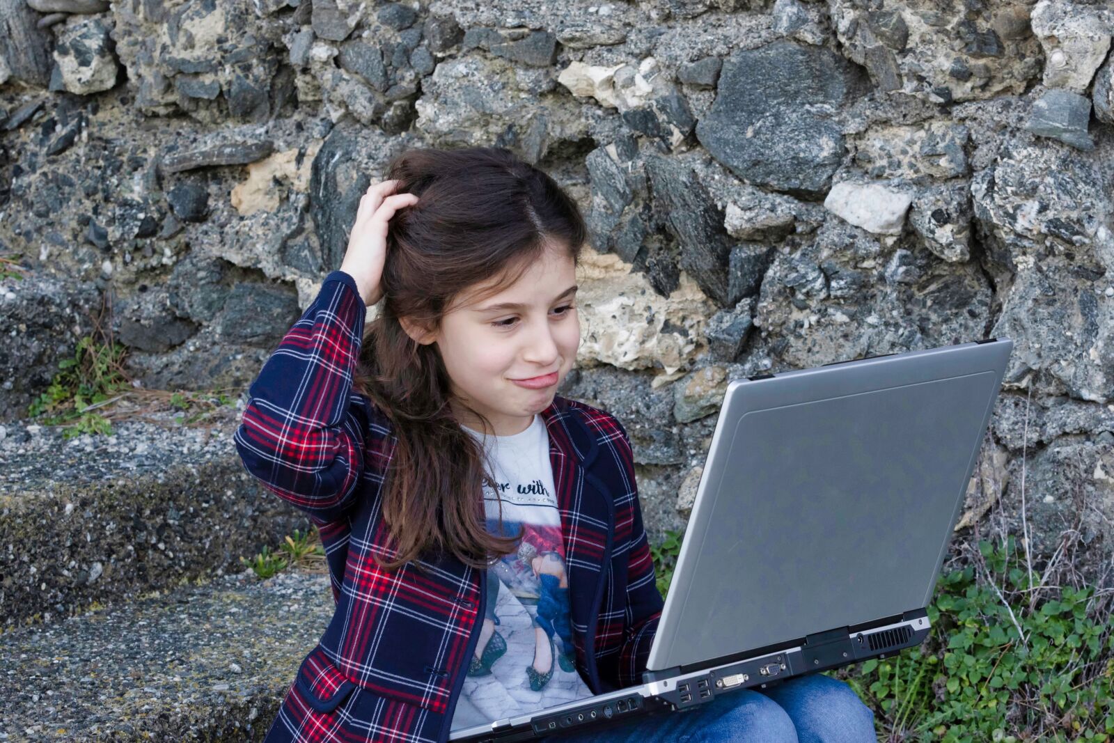 Canon EF 70-200mm F2.8L USM sample photo. Little girl, computer, portable photography