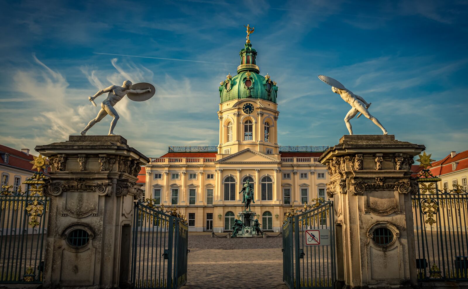 Sony a7 II + Sony FE 28-70mm F3.5-5.6 OSS sample photo. Castle, building, architecture photography