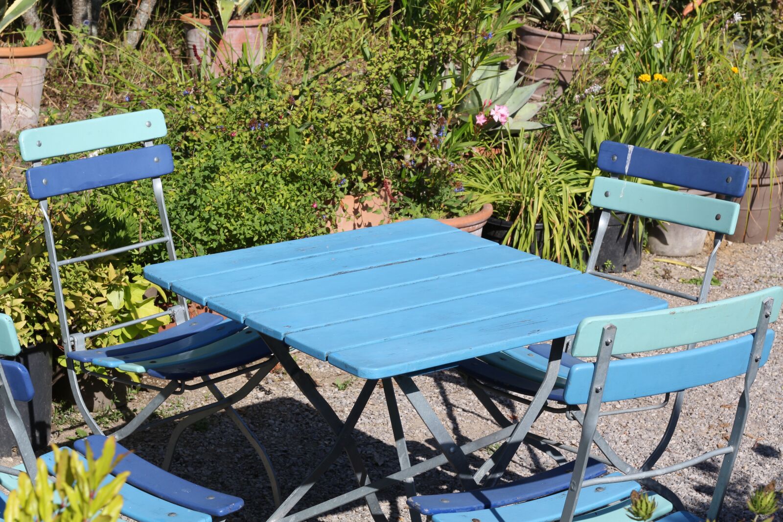 Canon EOS 700D (EOS Rebel T5i / EOS Kiss X7i) + Canon EF 50mm F1.8 STM sample photo. Table, garden, chairs photography