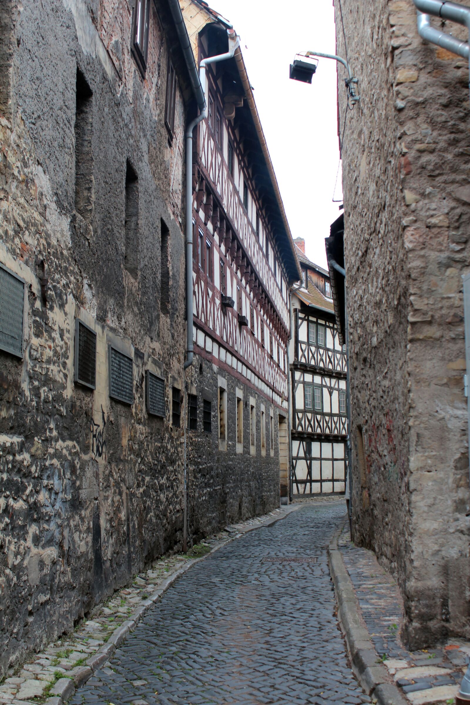 Canon EOS 600D (Rebel EOS T3i / EOS Kiss X5) sample photo. Alley, wall, wall stone photography