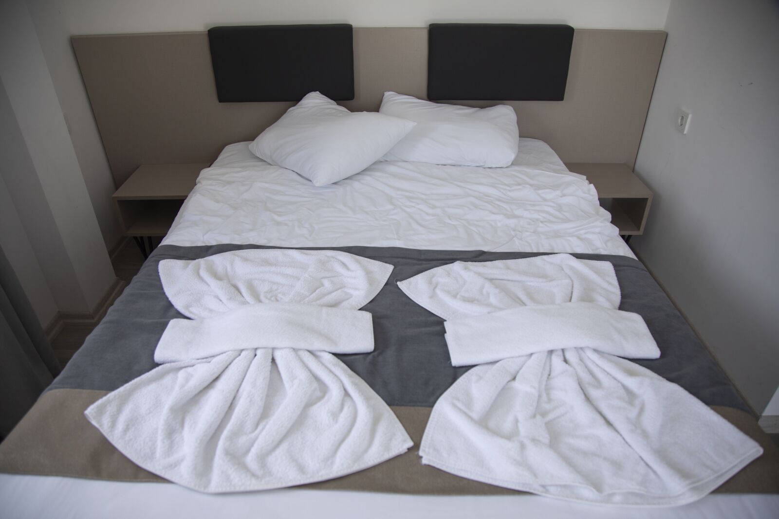 Canon EOS 5D Mark IV sample photo. Pillow, sleep, sheets photography
