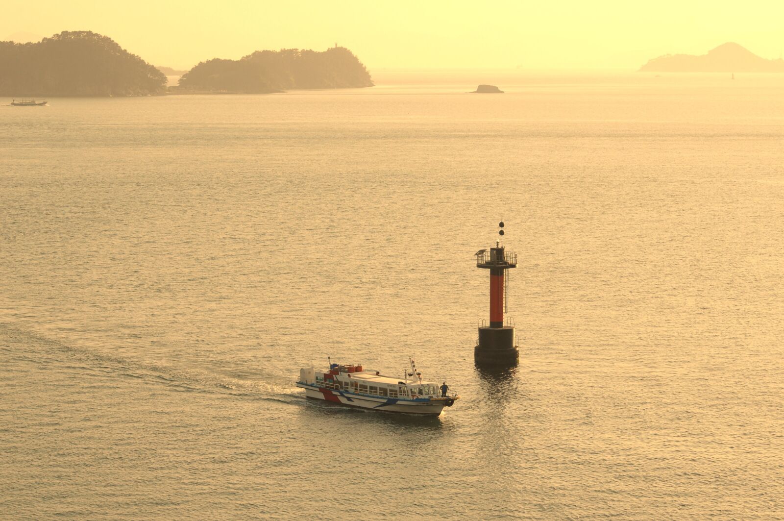 Nikon D2Xs sample photo. Glow, lighthouse, sea photography