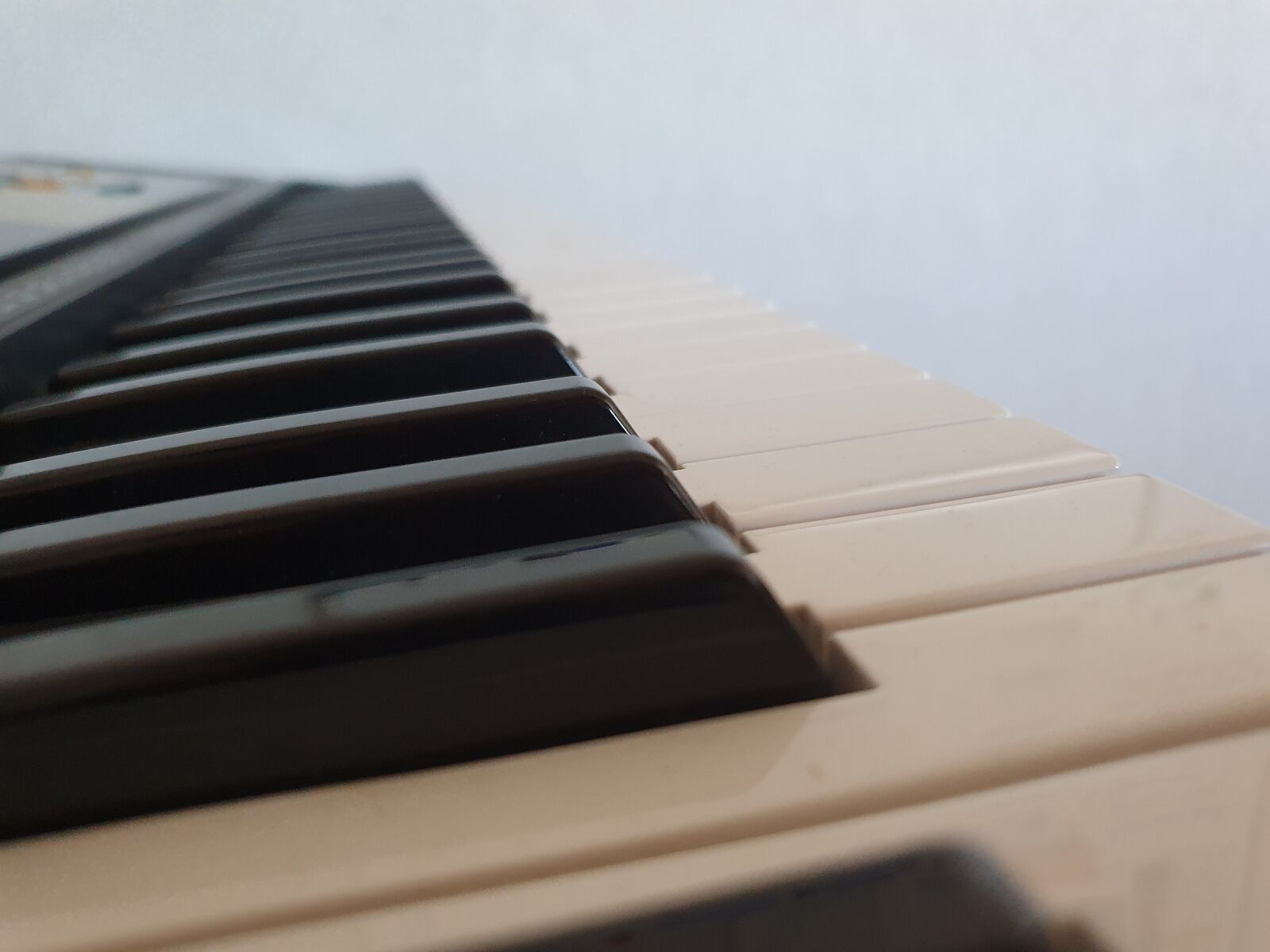 Samsung Galaxy S10 sample photo. Piano, keyboard, keys photography