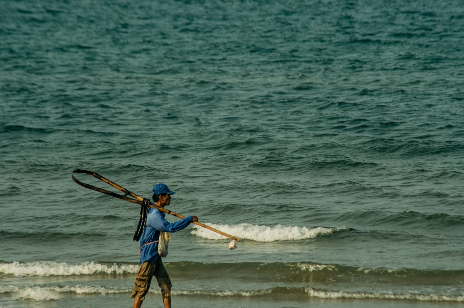 Nikon Df sample photo. Beach, man, fish photography