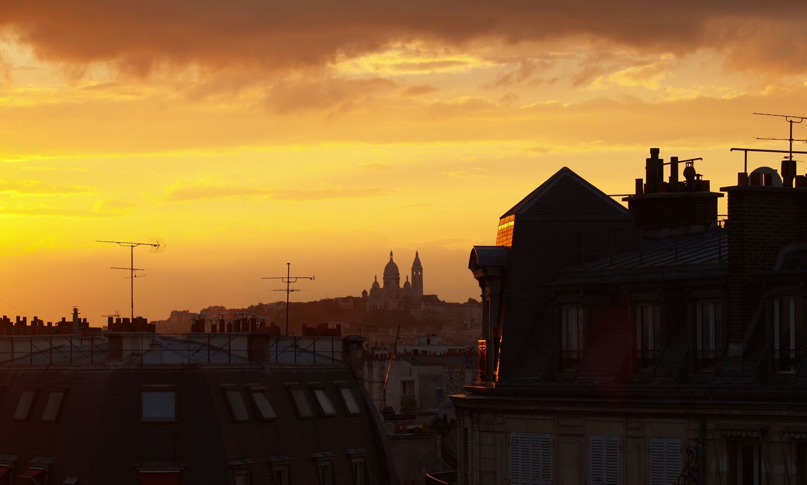 Olympus E-500 (EVOLT E-500) sample photo. Paris, montmartre, roofs photography