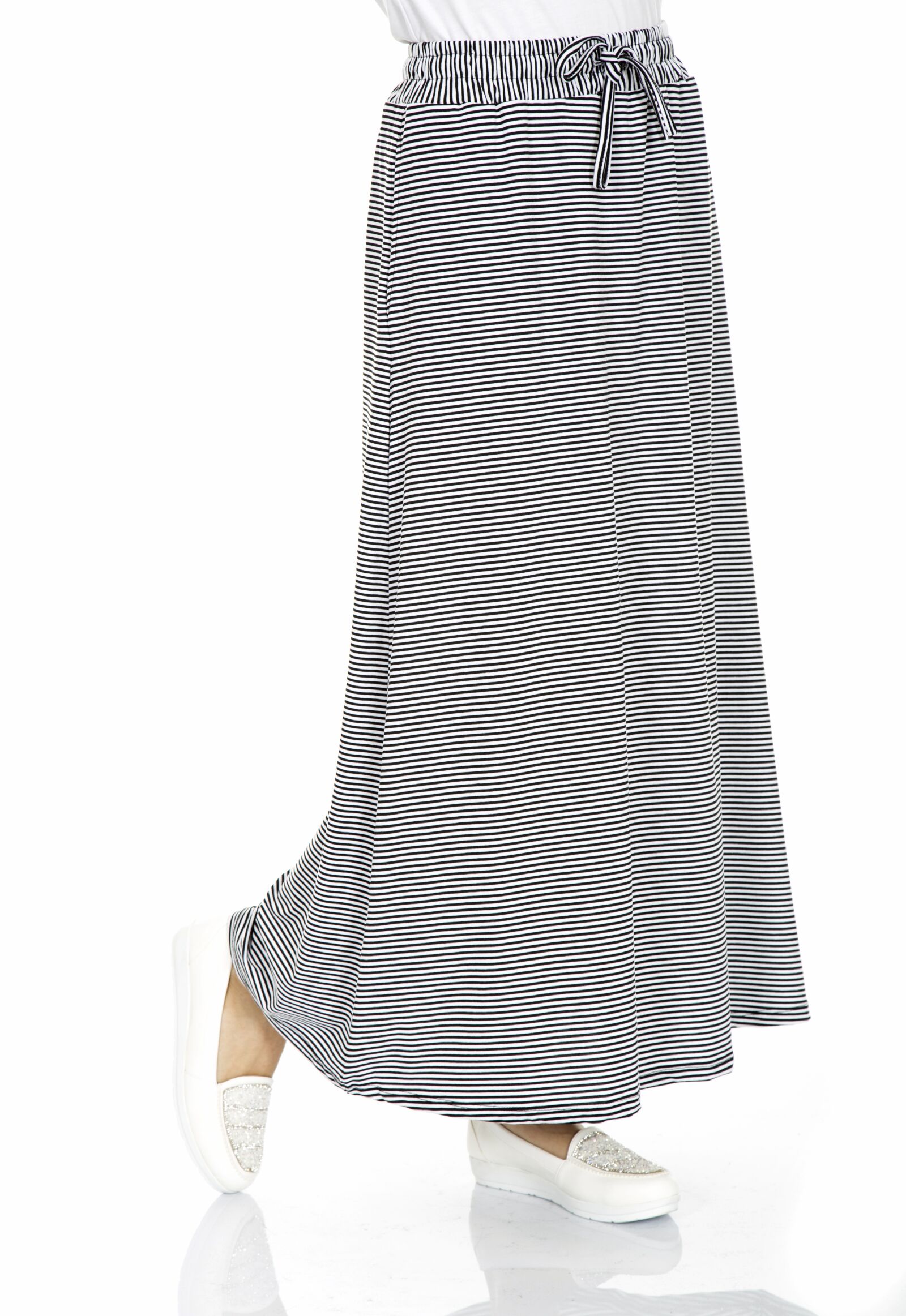 Canon EOS 6D + Canon EF 24-105mm F4L IS USM sample photo. Skirt, foot, leg photography